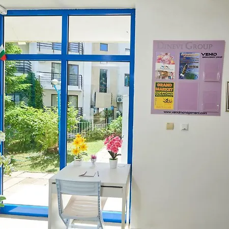 Riviera Complex 6 מלון